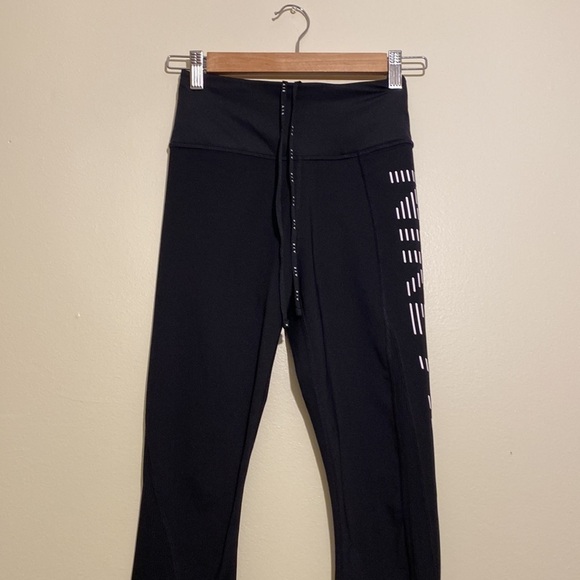 Nike black leggings with back pocket. Size Xs. - Picture 3 of 11